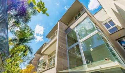 Casa de luxo com 4 Suites, 4 Vagas, Piscina e muito verde!
