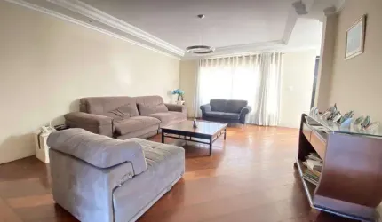 Casa de alto padrão no Residencial 10, com 4 suítes (a máster com closet e banheira), 395m² A. Total