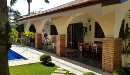 Casa no Residencial Um, 500 m² de área construída com 3 suítes, Alphaville/SP
