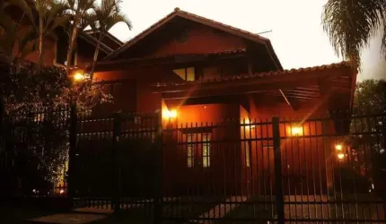 Casa Excepcional com fino acabamento em condomínio fechado.