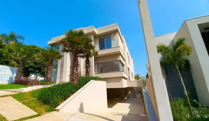 Casa à Venda em Alphaville | 5 Suítes, Piscina, Elevador | Santana de Parnaíba