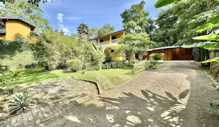 Casa em condomínio - Rústica, 3 dorms, quintal e muito jardim!
