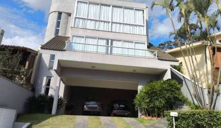 Casa em condomínio - 3 pavimentos, elevador, gourmet, piscina!
