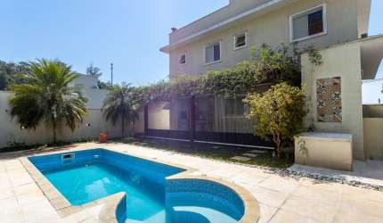 Casa no Condomínio Valville 2 com 3 suítes, 4 vagas, 245m2 em Alphaville com piscina