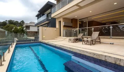 Casa no Cond Villa Solaia - Alphaville COM VISTA! 4 suítes, churrasqueira, piscina borda infinita