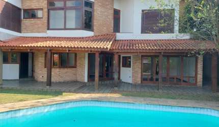 Casa com 720m²  de área total, 3suítes, 6 vagas, piscina, churrasqueira, aquecimento com placa solar,