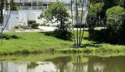 Casa de luxo no condominio Arujazinho III, ampla e integrada, com uma incrivel área gourmet e a piscina com vista para o lago.