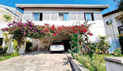 Casa em Condomínio com 2 suítes, 4 dormitórios com 4 vagas de garagem.