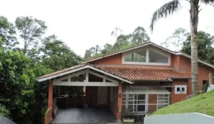 Casa em ótima localização e muito verde!