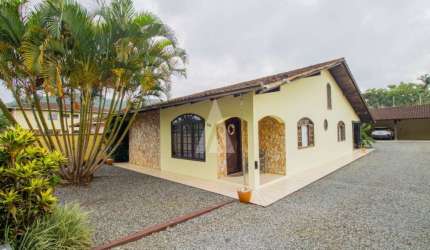 Casa com 3 quartos à venda na Rua Itajubá, --, Bom Retiro, Joinville, 234 m2 por R$ 895.000
