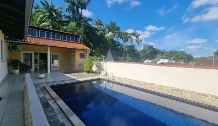 Casa com 4 quartos à venda na Rua Quinze de Novembro, --, América, Joinville, 263 m2 por R$ 950.000