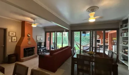 Casa com 3 quartos à venda na Rua Camboriú, --, Glória, Joinville, 214 m2 por R$ 2.500.000