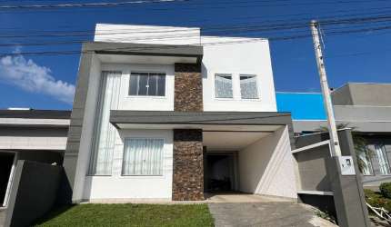Lindo sobrado com 3 quartos (uma suite) com piscina no Bairro Santa Terezinha