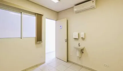 Clinica com 9 salas e 7 banheiros, Proximo ao Metro