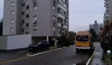 APTO mobiliado,  02 dormitórios, sala, cozinha americana, banheiro, piso frio, ar condicionado e box estacionamento escriturado