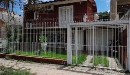Casa sobrado com ampla sala, sala de jantar , sala de tv, lavabo , banheiro social ,cozinha, 3 dormitórios  sendo uma suite, terraço , sacada, garagem fechada para 3 carros, edicula nos fundos  com 2 