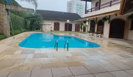 CASARÃO MOBILIADO  7 QUARTOS PISCINA  100M MAR NO CENTRO DE ITANHAÉM