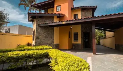 CASA ESPETACULAR A 100M DO MAR! 4 QUARTOS, PISCINA E AMPLO TERRENO 559M²