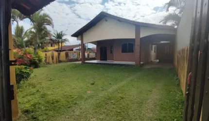 CASA DE ESQUINA 2 QUARTOS AMPLO GRAMADO LADO PRAIA ITANHAÉM/SP