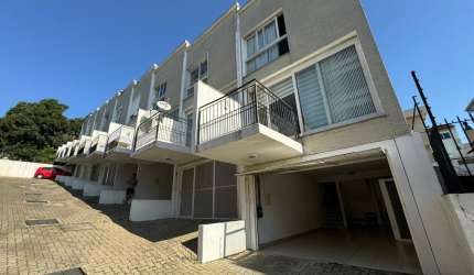 Linda casa em condomínio pequeno