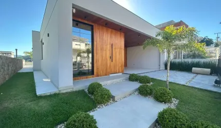 Luxuosa Casa com Projeto Incrível na Pedra Branca: Piscina com Borda Infinita e Muito Mais!