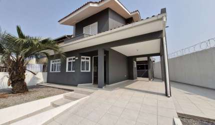 Casa Duplex com Área Gourmet e Localização Excepcional no Centro de Palhoça/SC!