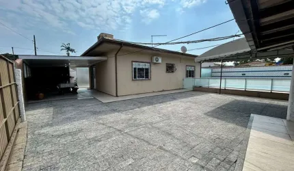 Casa Semimobiliada com Piscina e Amplo Terreno - Palhoça/SC