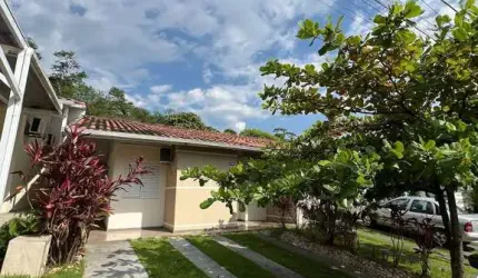Linda Casa de 3 Quartos em Condomínio Fechado em Palhoça/SC: Ampla Área de Lazer!