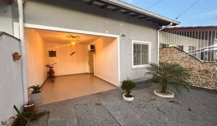 Casa com Garagem Coberta e Quintal - Barra do Aririu em Palhoça/SC