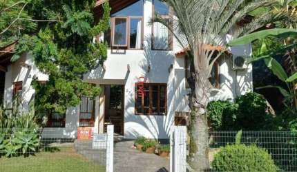 CASA À 100METROS DA PRAIA DE JURERÊ INTERNACIONAL