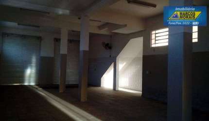 Sobrado residencial com amplo salão no terreo para comércio