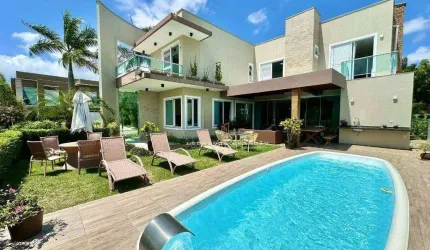 Casa duplex com lazer privativo em lote de esquina no Alphaville Fortaleza.
