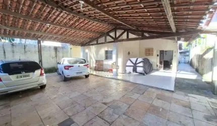 Casa Duplex em Rua Privativa no Parque Manibura com Amplo Espaço e Potencial de Reforma