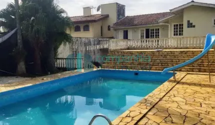 Sobrado à Venda, Frente para Rua no Guabirotuba