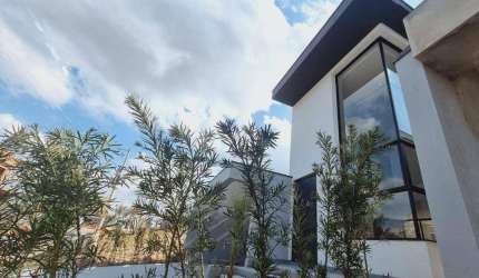 Residencia com 3 suítes, piscina com borda infinita, gourmet, salas  à venda no Condomínio Una. Possui 216,00m²
