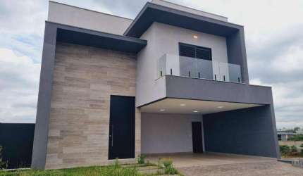 Sensacional casa com 3 pavimentos, disponivel para venda ou locação, equipada e com 3 elegantes suítes.