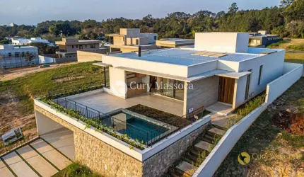 Casa a venda com uma linda vista do por do sol e sua piscina com borda infinita no Villas do Golfe