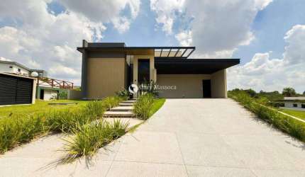 Casa térrea com 3 suítes, escritório, área gourmet completa junto a uma piscina com prainha e redário