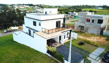 Casa de 3 andares à venda no Condomínio UNA, com suítes, área social incrível e com uma vista de tirar o folego.