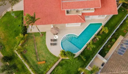 Residência à venda no Condomínio Plaza Athénée, na parte elevada, com arquitetura neoclássica, passou por uma reforma e conta com 5 suítes.