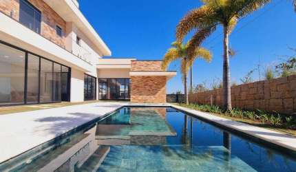 Casa mobiliada, prática, funcional, com muito lazer, piscina, fire lounge e uma vista exuberante do pôr do sol.