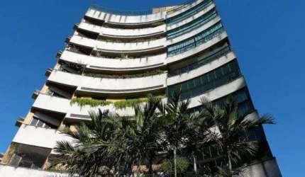 Localização espetacular- a passos da praça. Prédio exclusivo- com total privacidade- apartamento