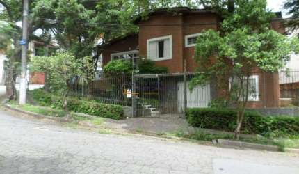 Ótima casa terrea no Jardim Londrina rua sem saída muito verde.