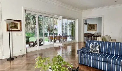 Casa de Alto Padrão: Conforto e Exclusividade em frente a Praça Vinicius de Moraes. 754m², 4 suites.