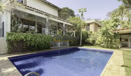 Linda Residência em Rua Fechada no Jardim Leonor - Morumbi