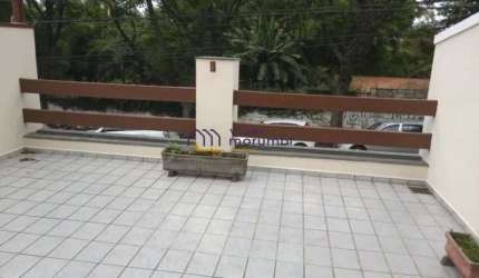 Sobrado em excelente localização com amplo comércio no entorno !