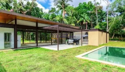 Casa de Condomínio com 5 Quartos,sendo 5 suítes/ 8 banheiros/ 734 Mts²/ Térrea / Piscina/ALTO PADRÃO