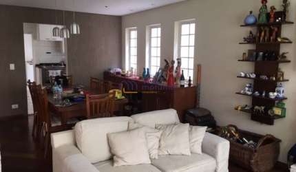 Ótima casa, com uma ampla planta, bem localizada, com churrasqueira e jardim