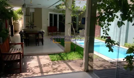 Casa em condomínio muito bem localizada no bairro da Cidade Jardim, com saída para o bairro e pela M