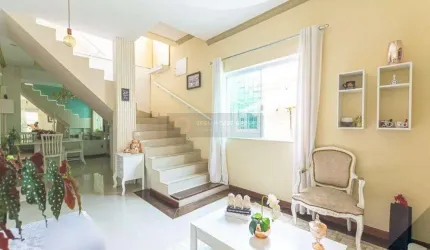 Open House vende casa duplex de Vila no Pé Pequeno com 3 quartos